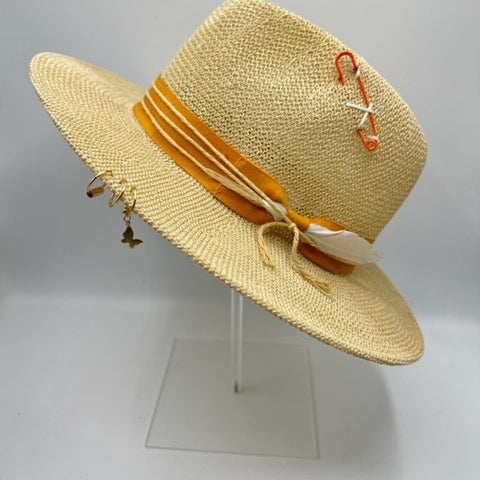 Unisex beige straw hat with feathers