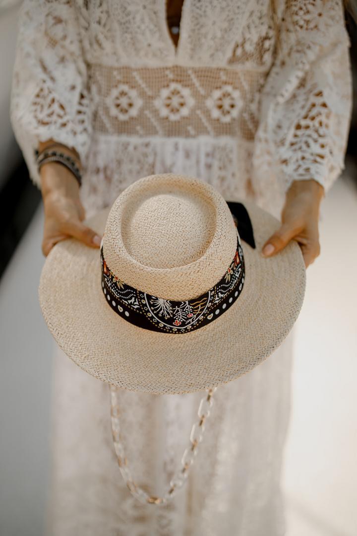 Beige straw hat with black details