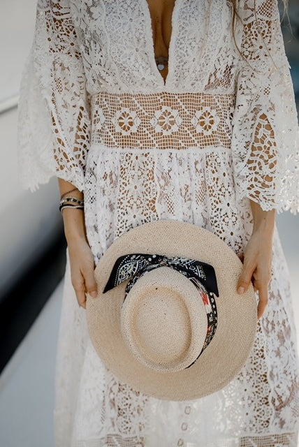 Beige straw hat with black details