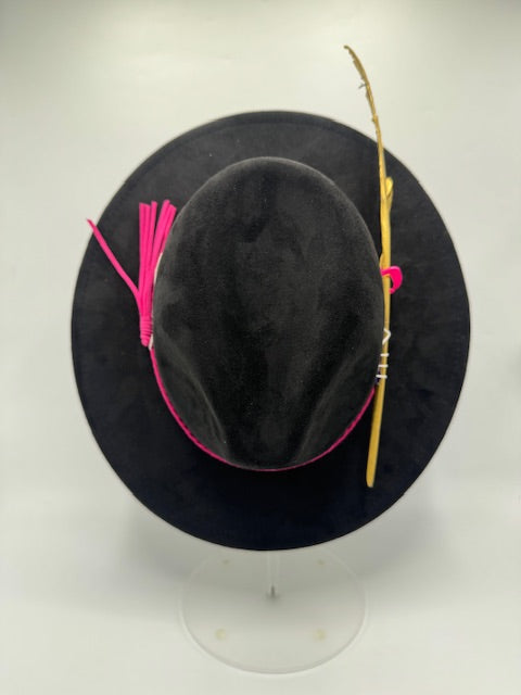 Black suede fedora regular bring with fuchsia details and gold feather