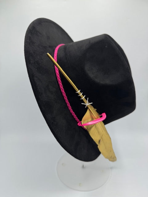 Black suede fedora regular bring with fuchsia details and gold feather