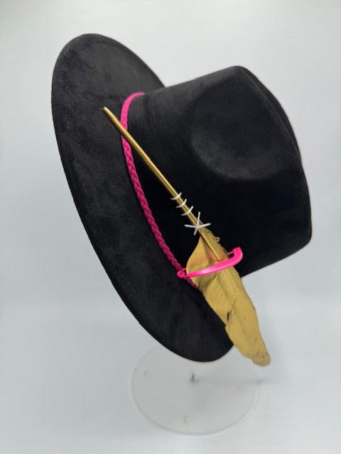 Black suede fedora regular bring with fuchsia details and gold feather