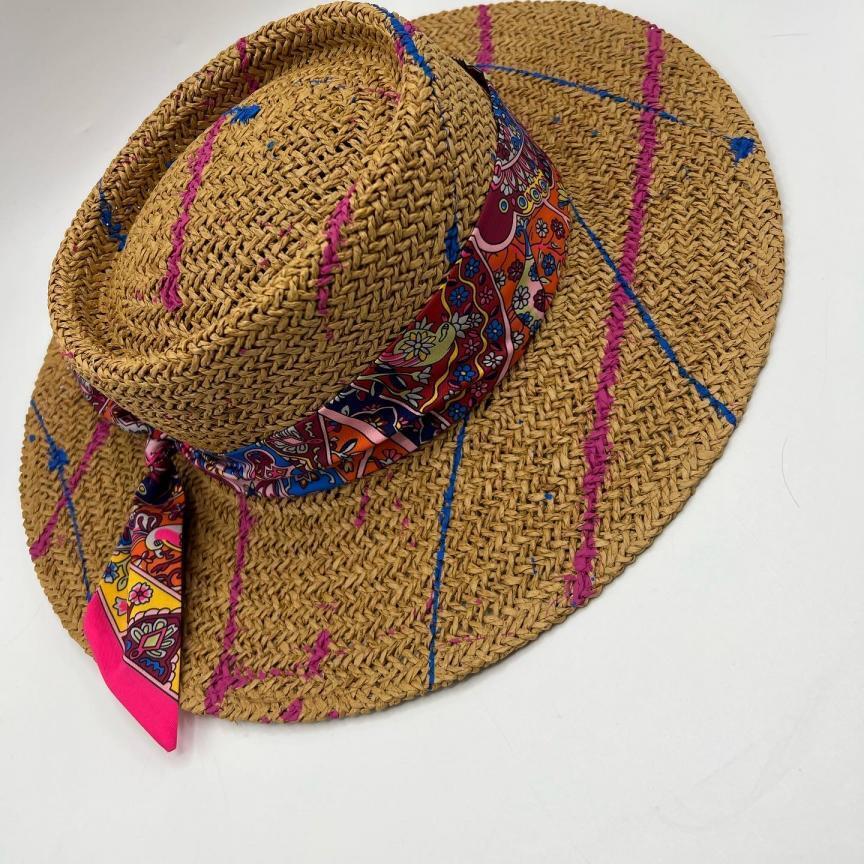 Paper straw hat with fuchsia and blue splashes