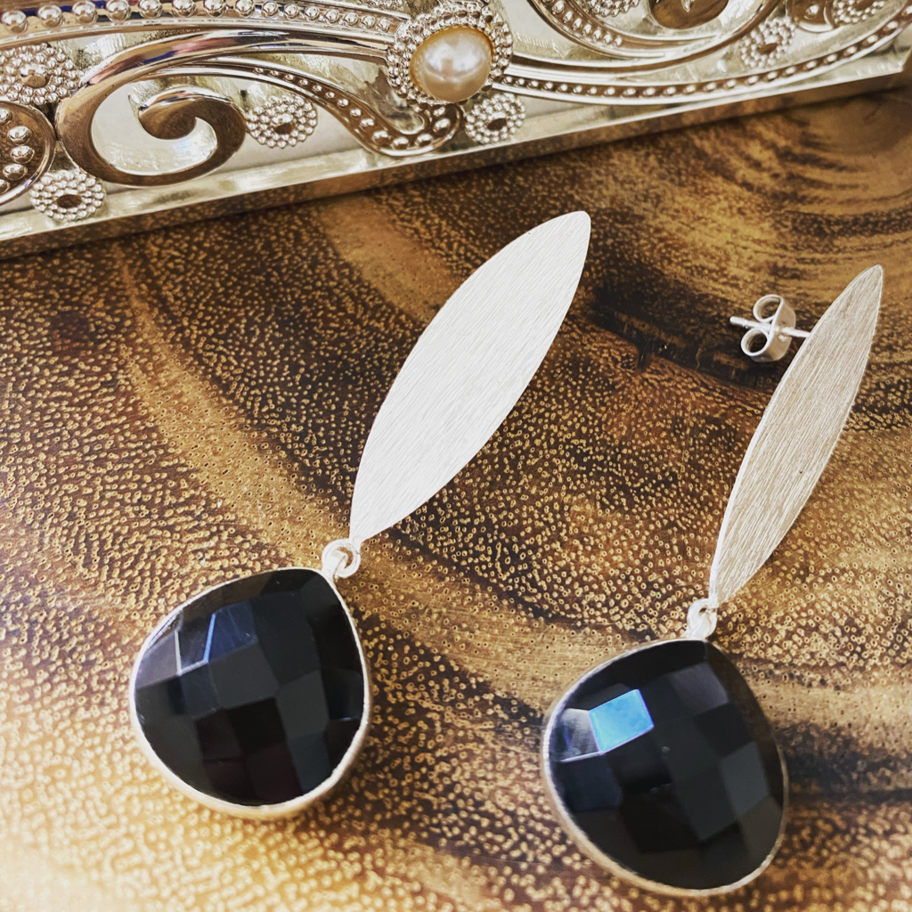 BLACK ONYX SATIN EFFECT FASHION EARRINGS