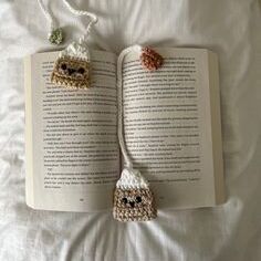 A Main Customized Crochet Bookmark