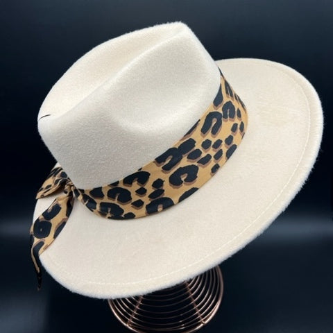 Elegant beige fedora with tiger print and pearl brooch