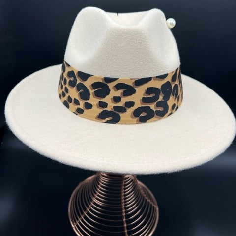 Elegant beige fedora with tiger print and pearl brooch