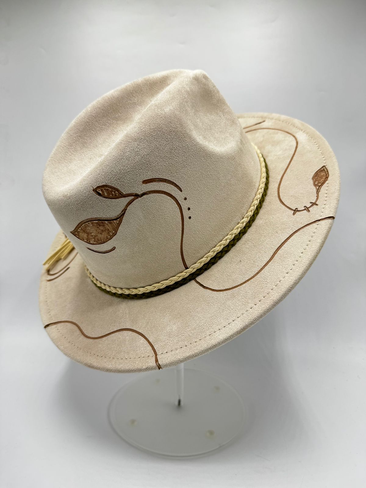Regular brim suede with carvings