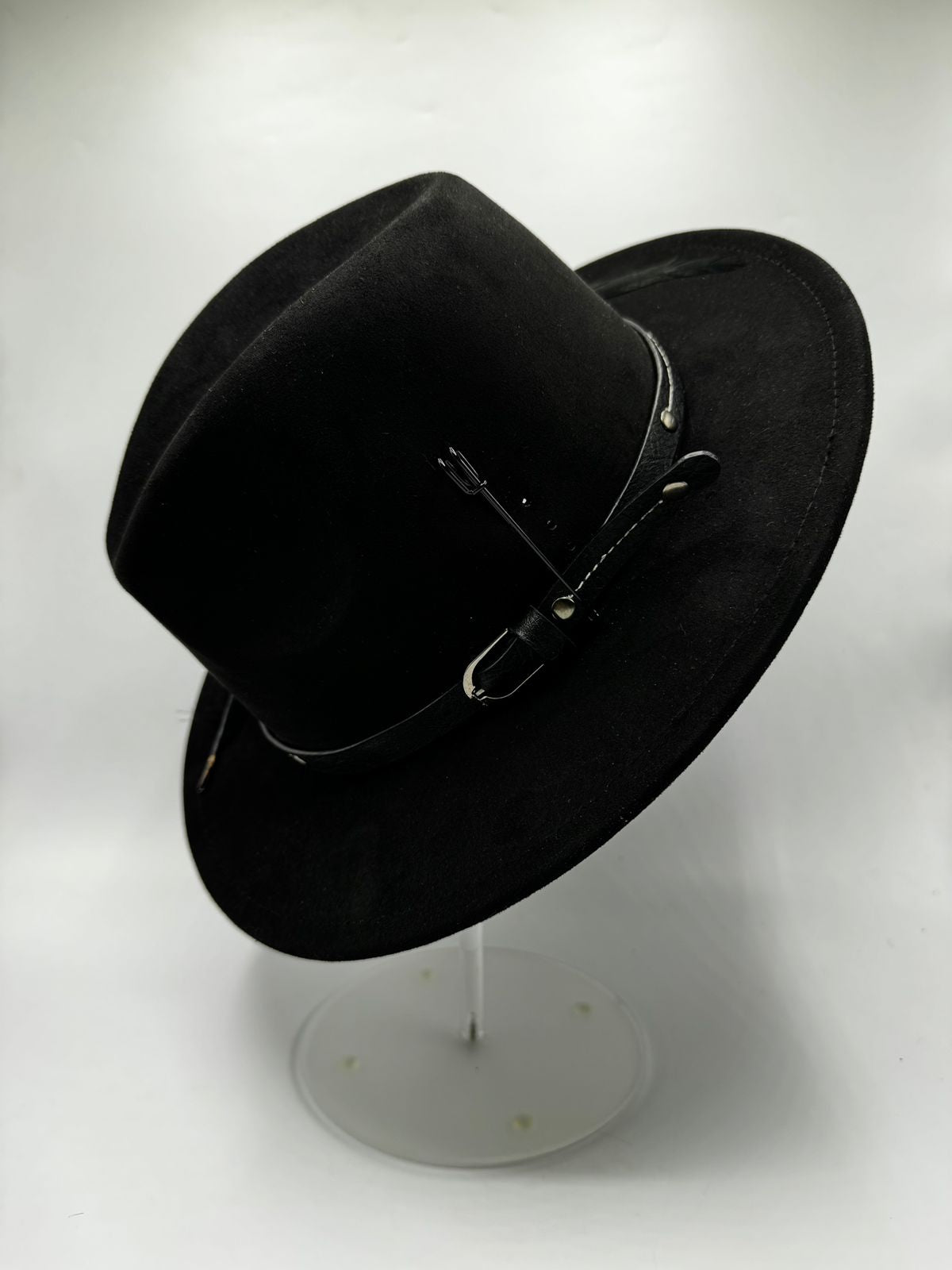 Black fedora with black details