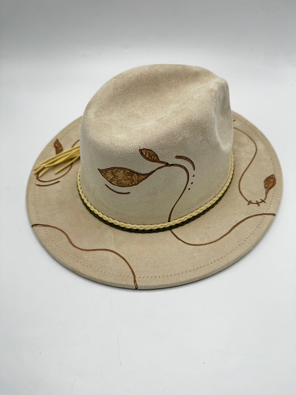 Regular brim suede with carvings