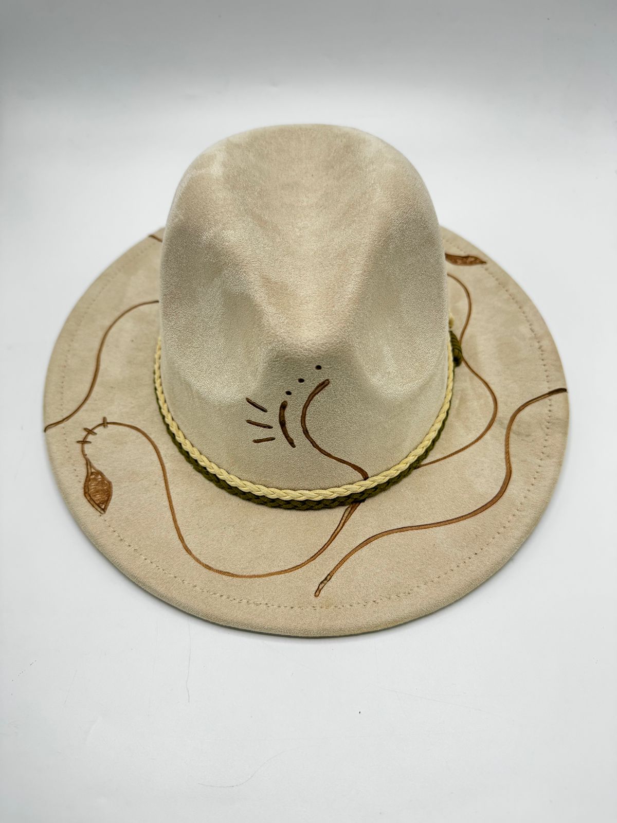 Regular brim suede with carvings