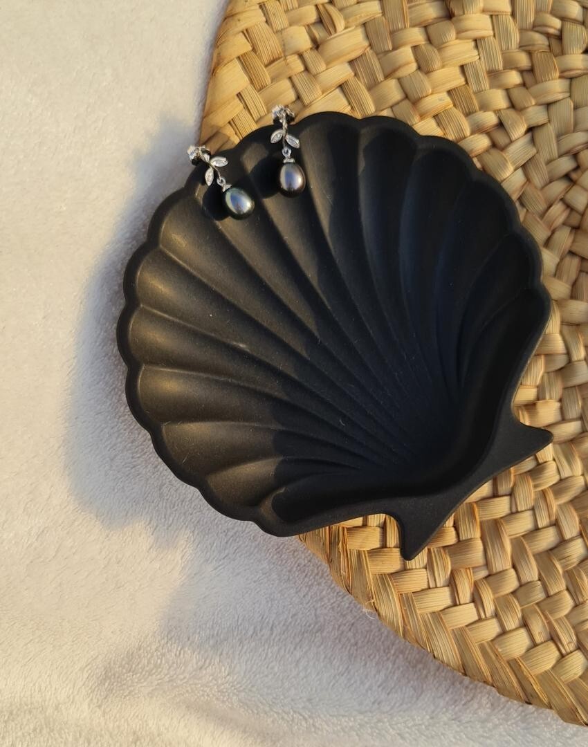 Shell design decorative Dish  ( Black )