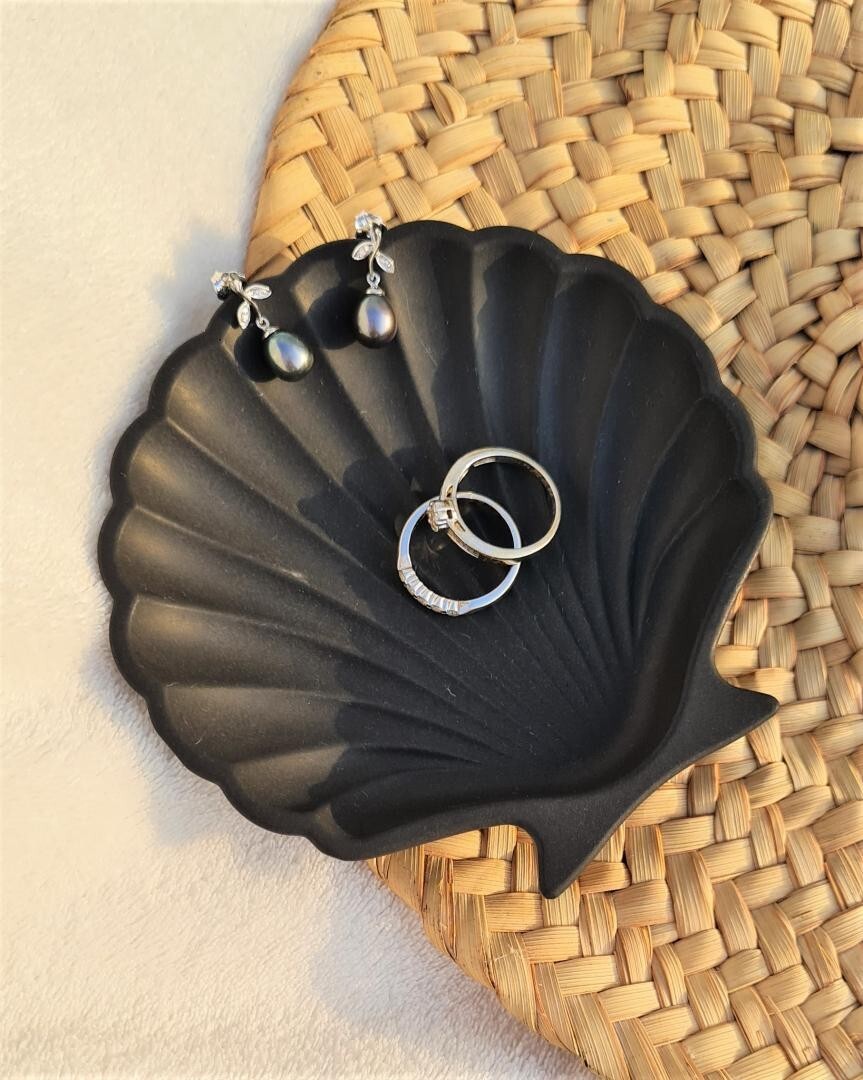 Shell design decorative Dish  ( Black )