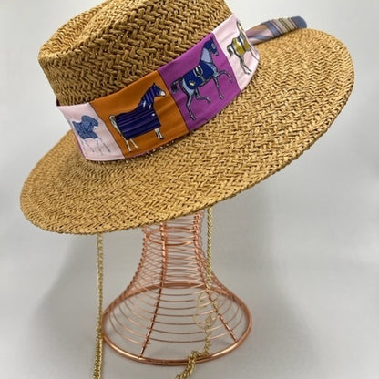 Straw hat with purple details and golden chain