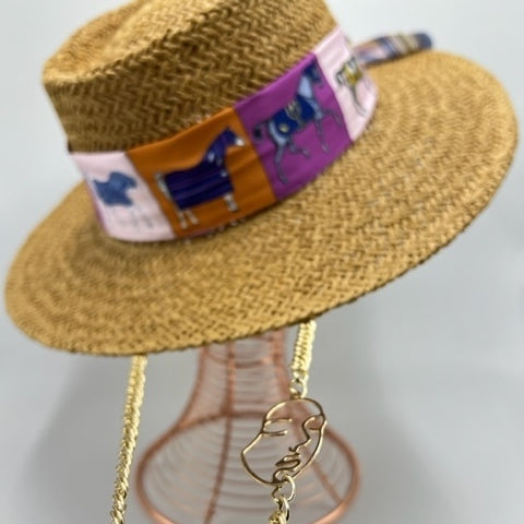 Straw hat with purple details and golden chain