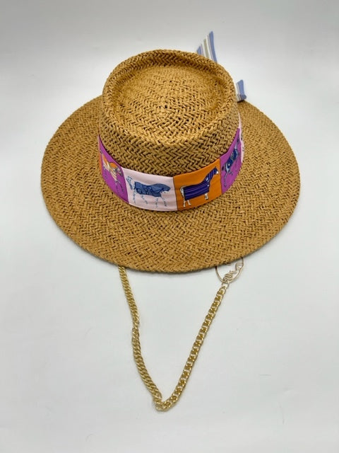 Straw hat with purple details and golden chain