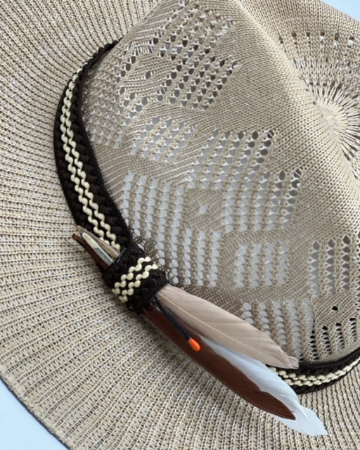 Unisex summer hat with feathers