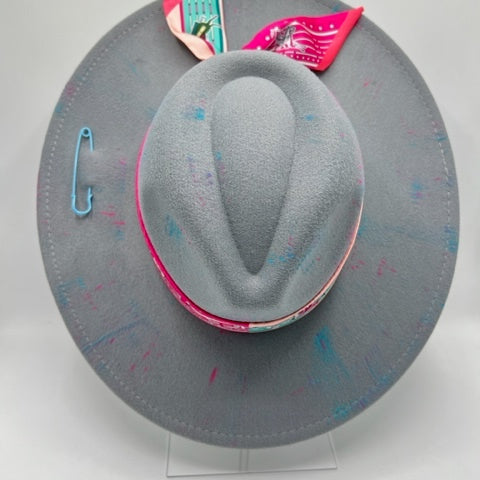 Wide brim grey fedoraw with pink details